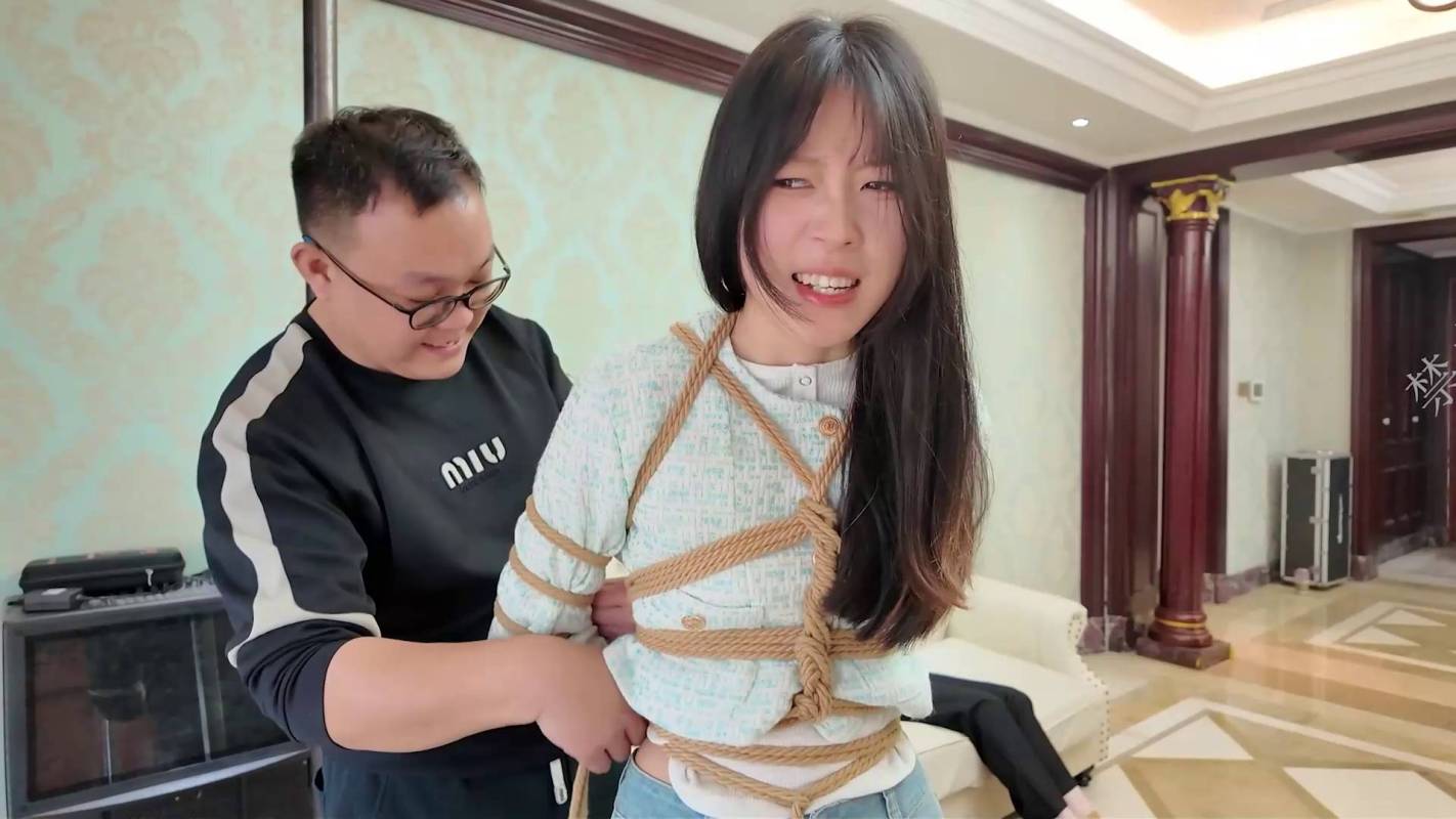 逍遥原创工作室资源新作之梆在椅子上被房东老王欺凌！在线看！