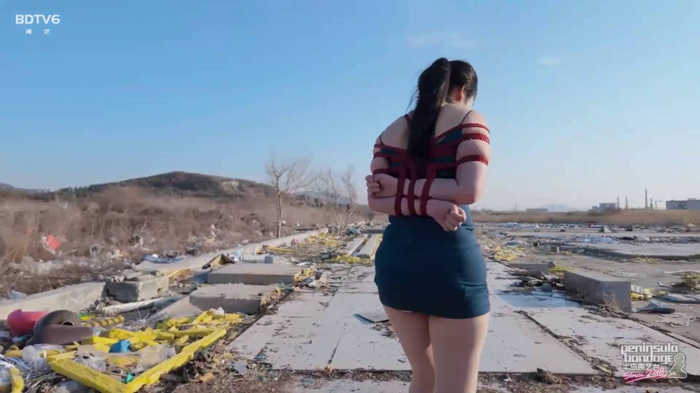 半岛束艺台社区新作之拾破烂的小姑娘~缇娜！在线看！