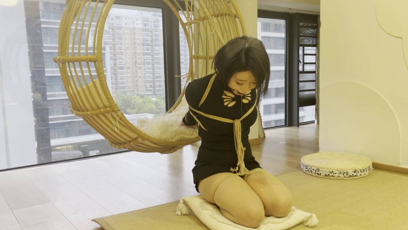 奥特曼也很酷原创kb，国产绳艺字论坛母圈，口含柠檬片加口球放置90分钟！