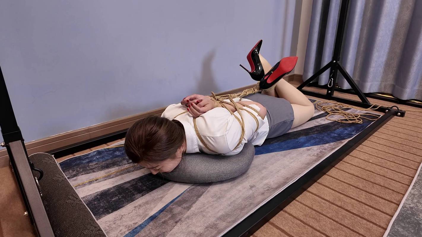 逍遥原创驷马，逍遥丝袜口球字母圈论坛，佳佳后手观音紧缚放置！