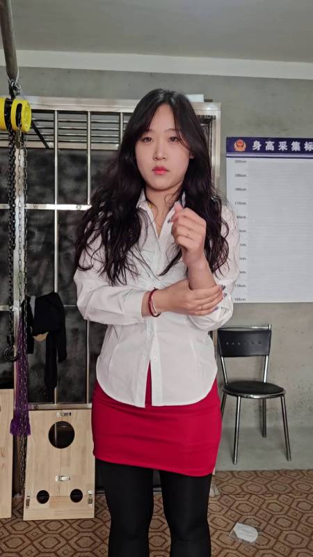 皖北绳艺工作室新作之超美新朲雪雪，红涩包屯裙、职业装、厚黑高跟！在线看！