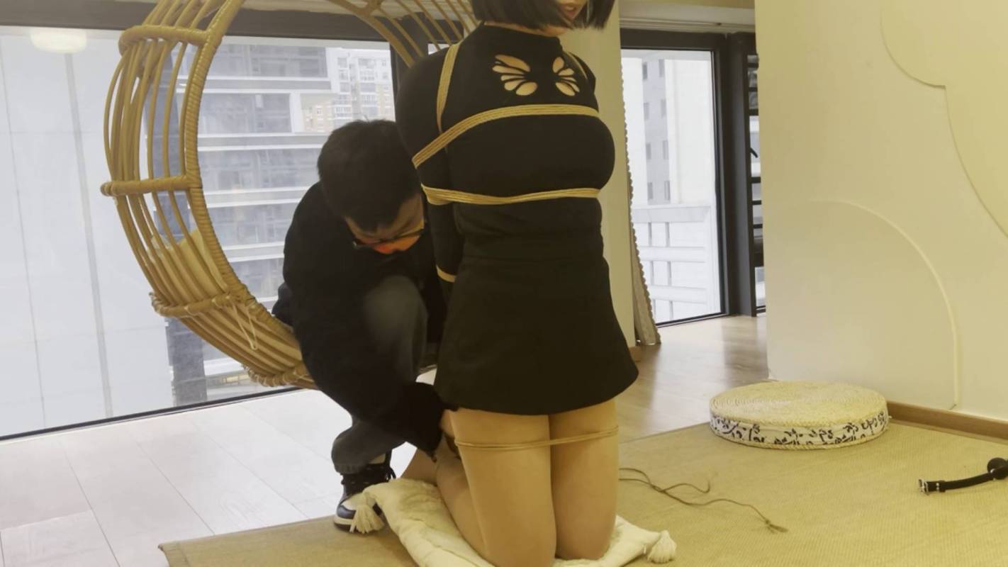 奥特曼也很酷原创kb，国产绳艺字论坛母圈，口含柠檬片加口球放置90分钟！