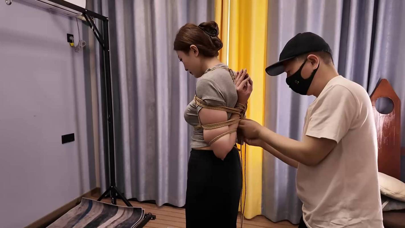 逍遥定制kb绳美术馆，国产绳艺捆绑调教论坛，紧缚小夏与佳佳！在线看！