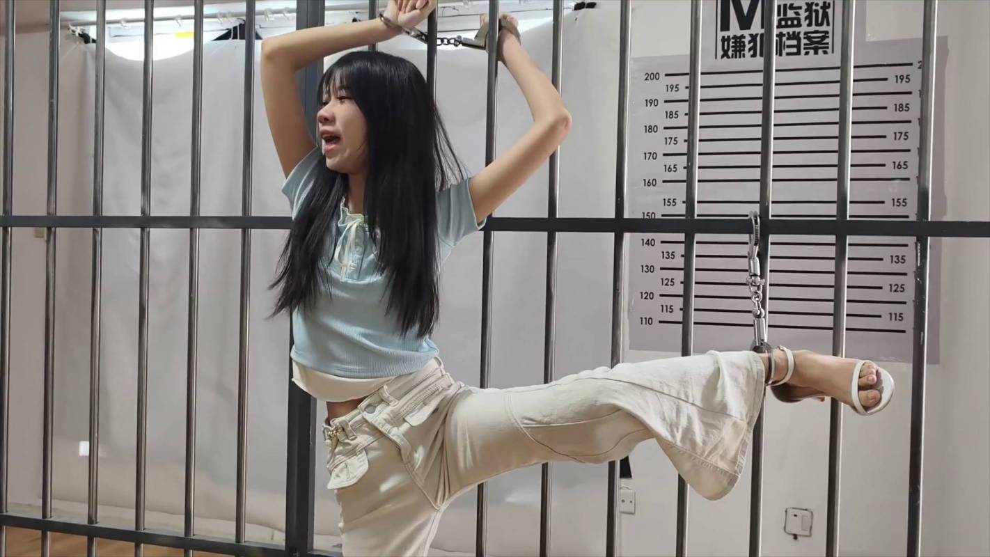 忘忧社紧缚，国产调教绳艺交流论坛，新模特菲菲被帽子jiejie单脚吊起来！在线看！