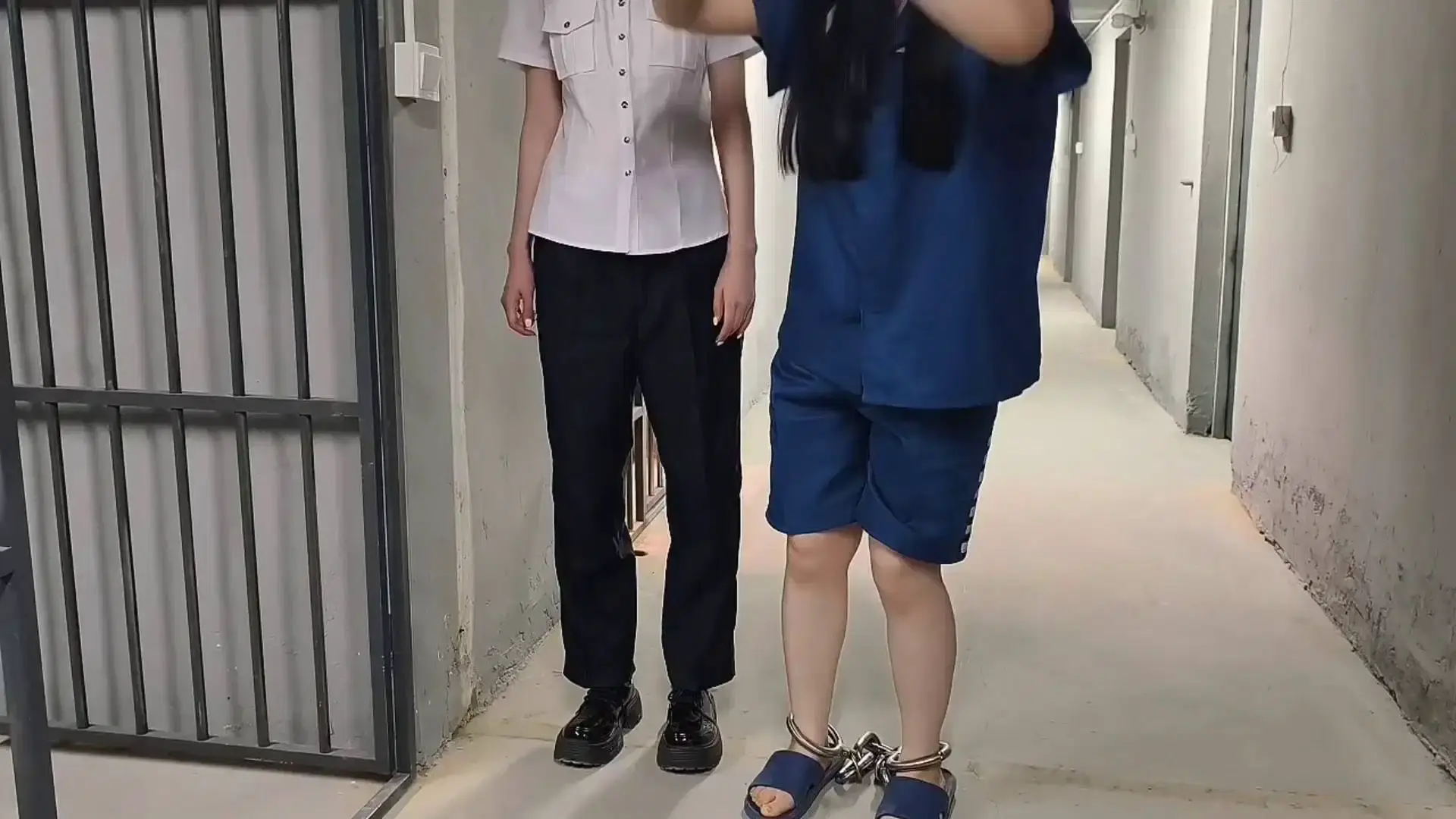 逍遥原创绳艺新作之吴晗出演饭du籹下集，被卧底帽子抓捕！在线看！