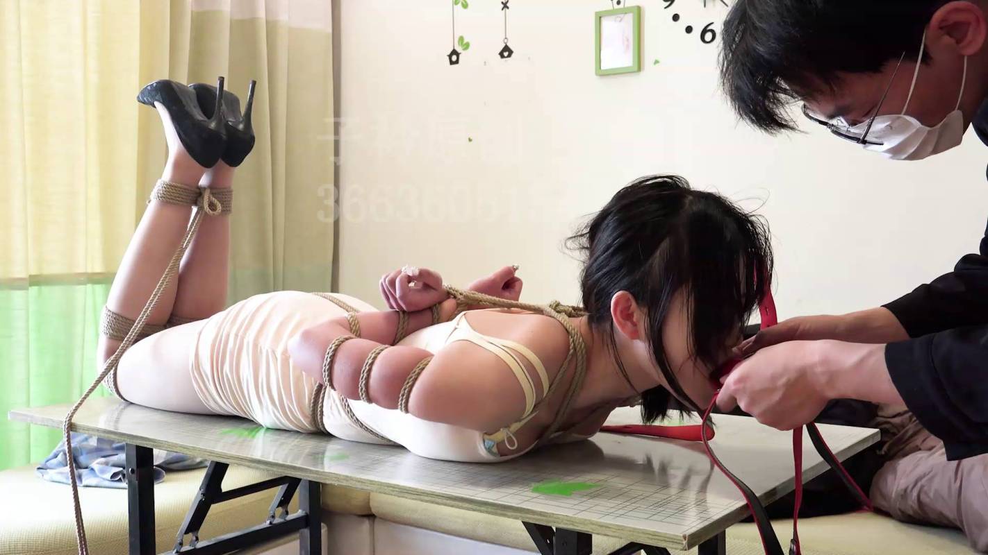 子衿原创网站，绳艺吧-国产调教论坛，定拍朵朵五花驷马马具口球桌面放置！在线看！