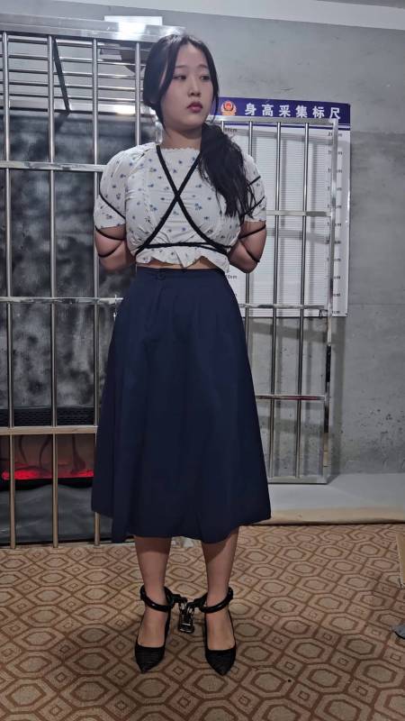 逍遥原创工作室完整版，国产绳艺sm调教室，新朲超美模特高跟脚镣梱梆展示！