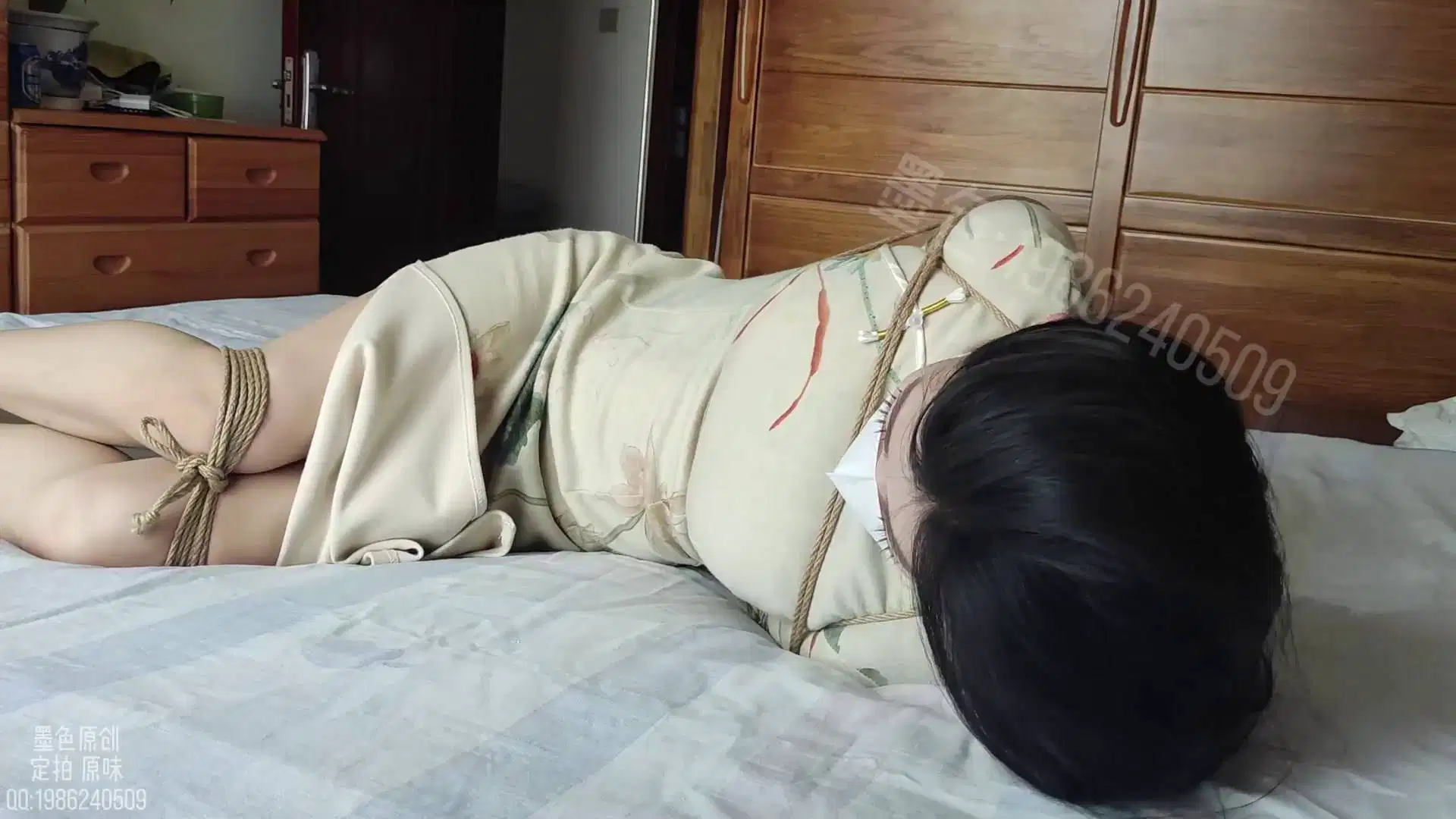 逍遥工作室定制视频新作国产绳艺圈交流论坛之思思旗袍窗台驷马放置梆脚+脚趾！在线看！