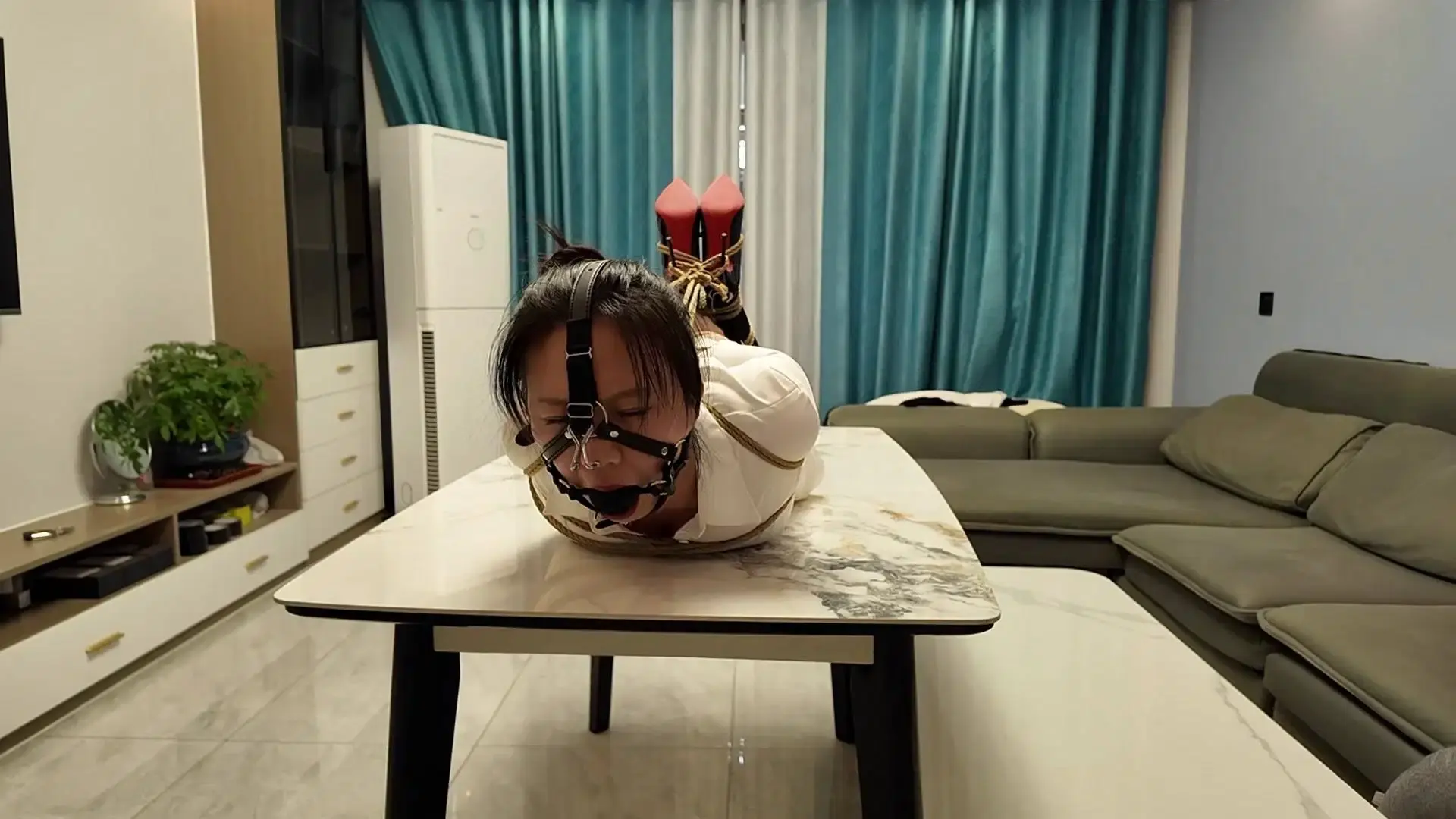 逍遥原创紧缚捆绑新作绳艺吧-国产调教论坛之紫涵欧式驷马放置！在线看！