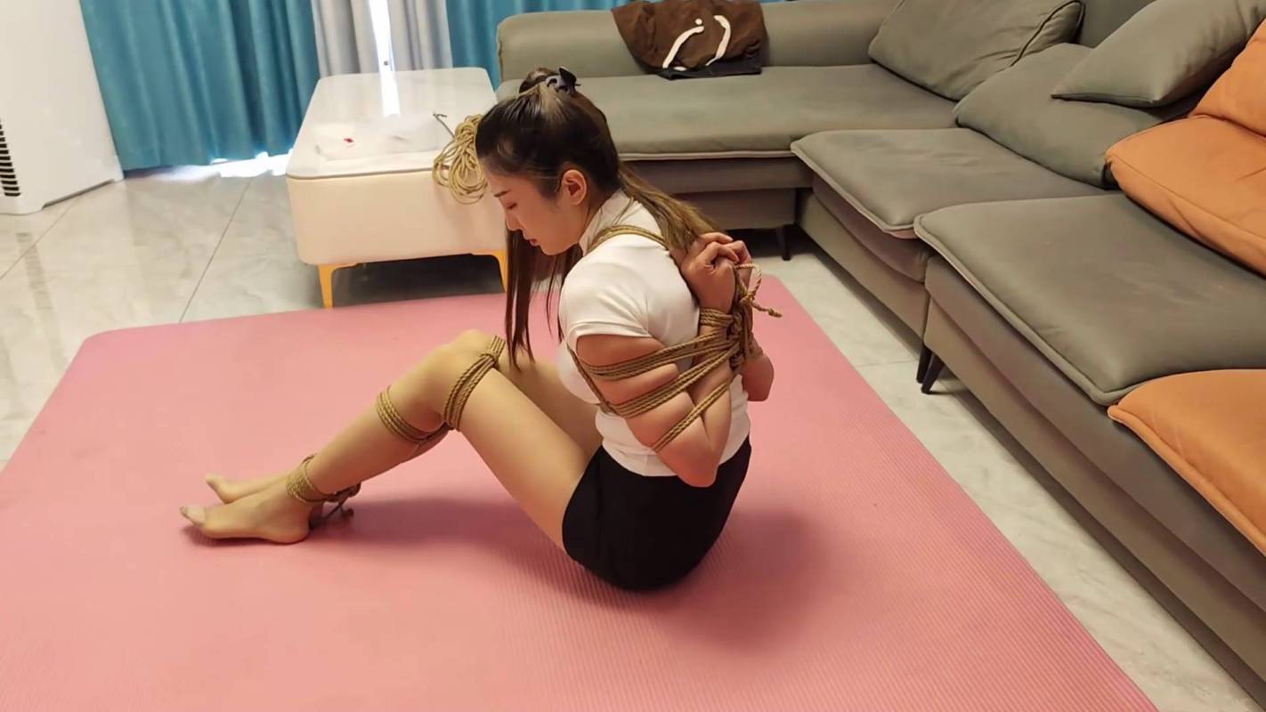 逍遥原创捆绑美女紧缚视频，国产绳艺调教圈-丝袜，佳佳后手观音放置！在线看！