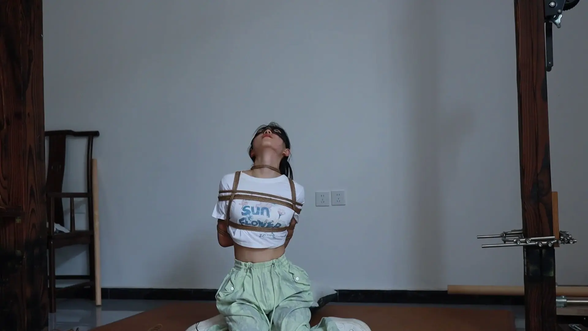 得意客定制原创绳艺新作绳艺束缚网站之新模试缚给她讲解了半小时！在线看！