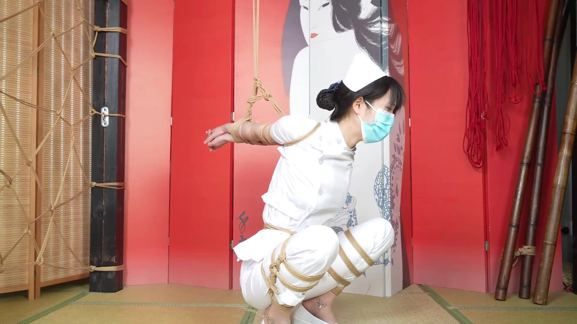 象人原创绳艺新作吊缚捆绑紧缚网站之嗷嗷护士服，强制踮脚放置！！在线看！