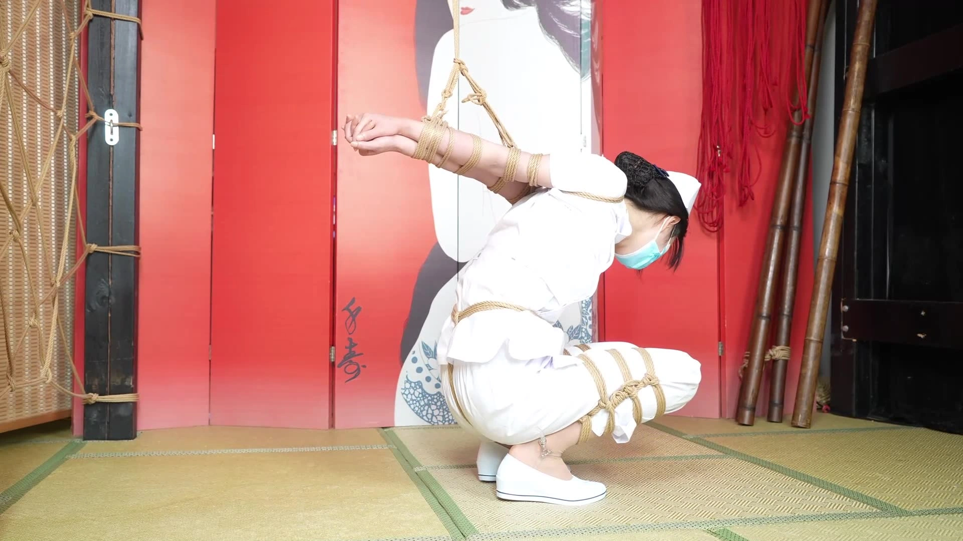 象人原创绳艺新作吊缚捆绑紧缚网站之嗷嗷护士服，强制踮脚放置！！在线看！