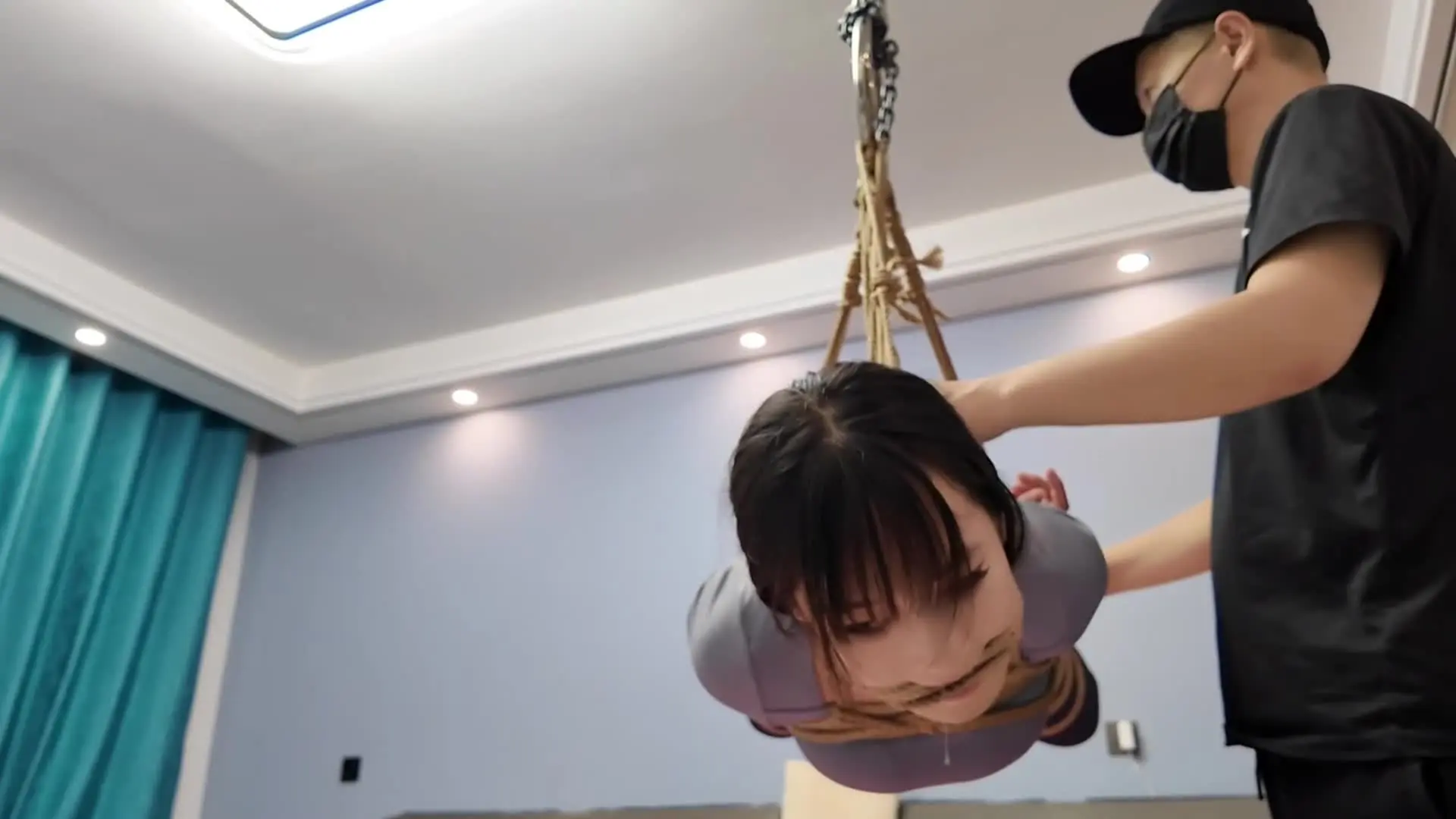 逍遥吊缚工作室新作紧缚网版之国产chinese紧缚定拍晓倩驷马悬吊杜觜1！在线看！