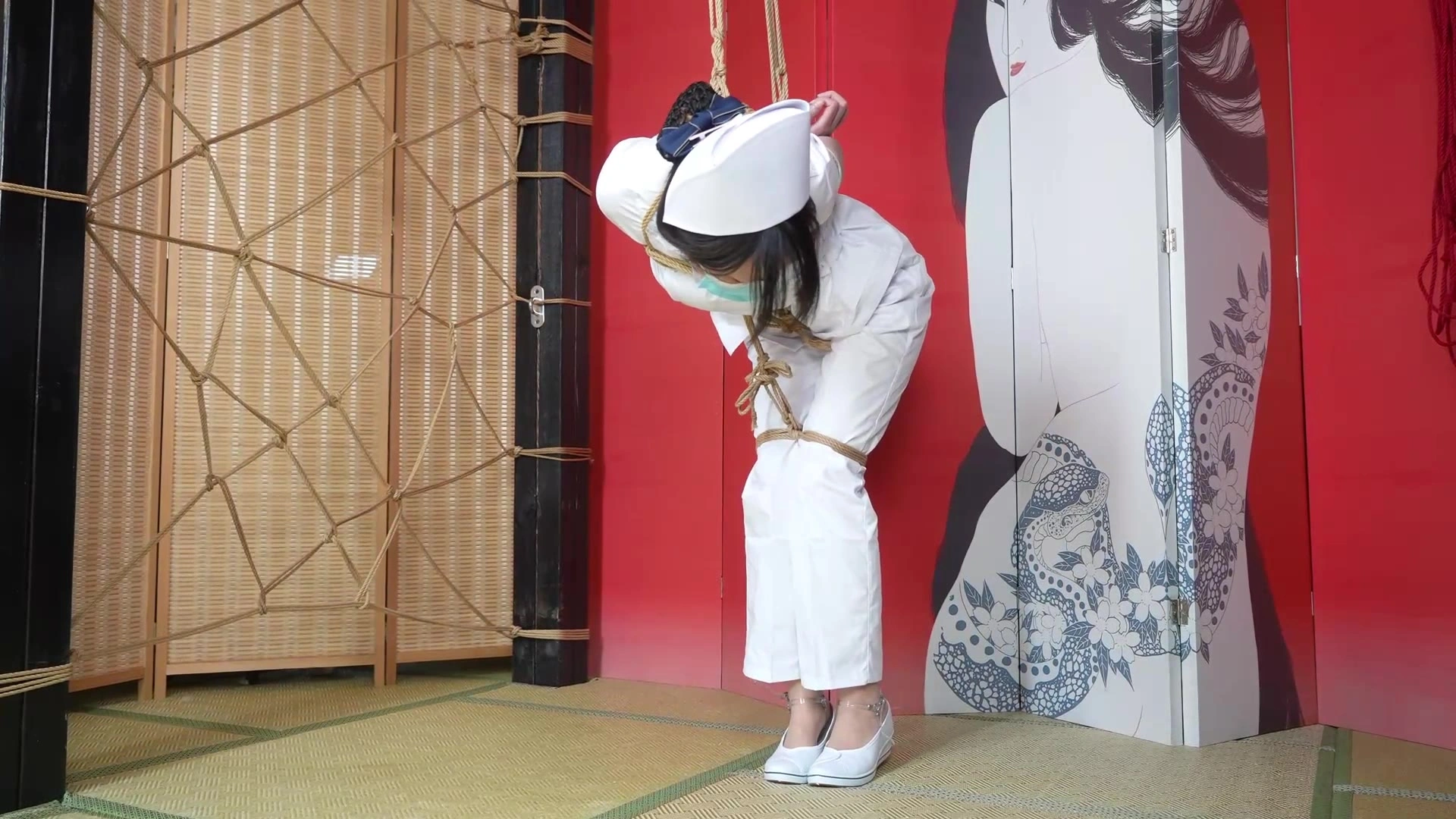 象人原创绳艺新作吊缚捆绑紧缚网站之嗷嗷护士服，强制踮脚放置！！在线看！