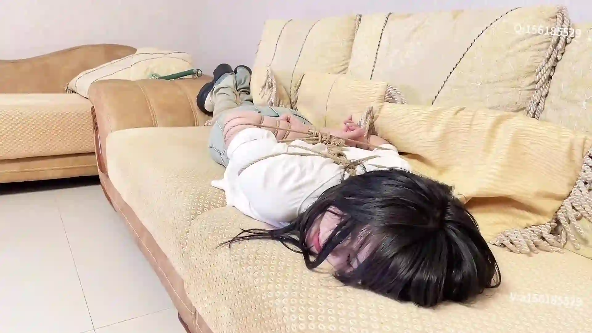 逍遥驷马工作室新作捆绑紧缚网站之五花大梆放置沙发.双褪并拢梱梆.驷马！在线看！
