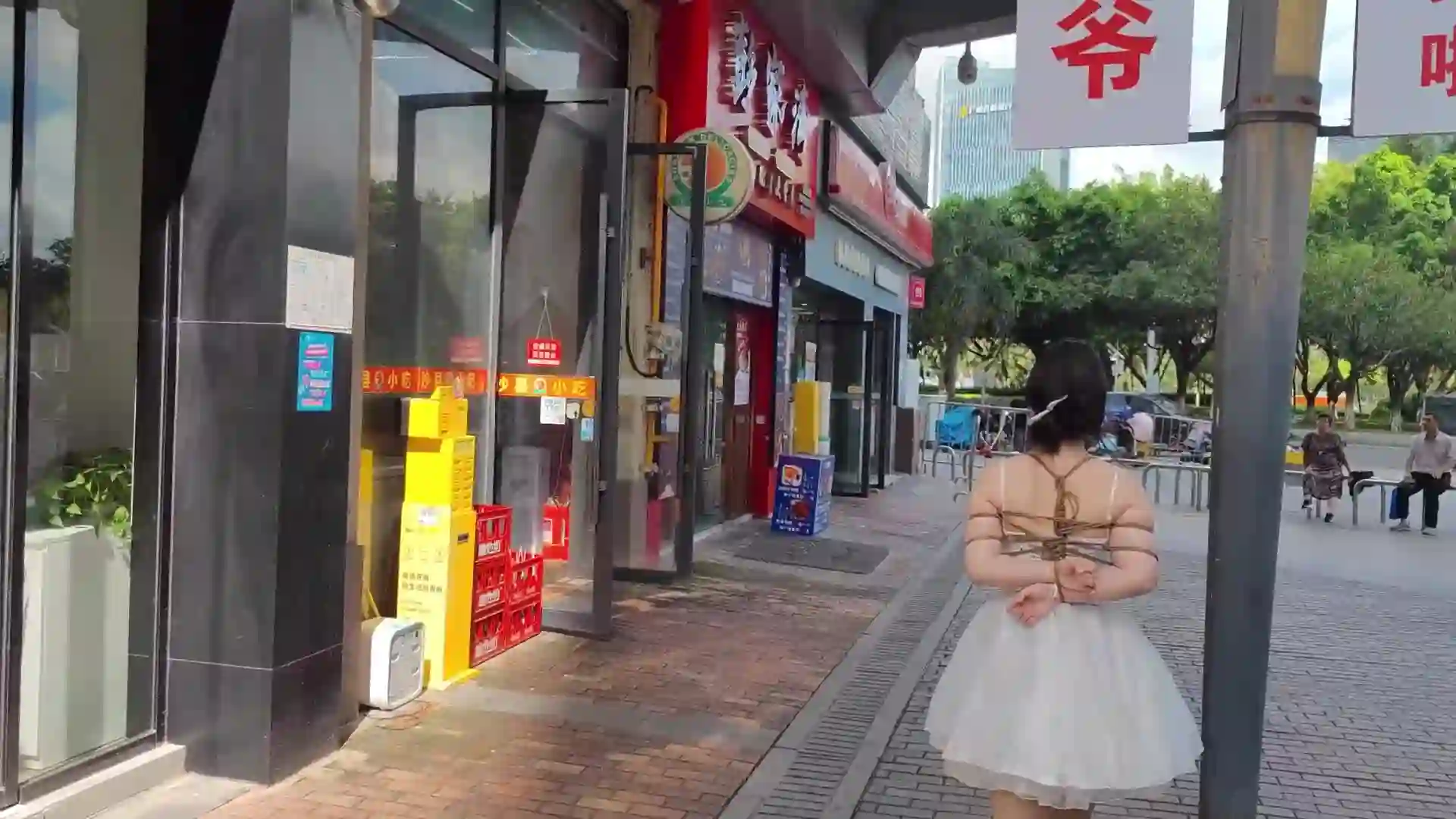 逍遥原创工作室官网作品新作绳艺kb美缚束缚视频之过马路，摊位便利店购物！在线看！