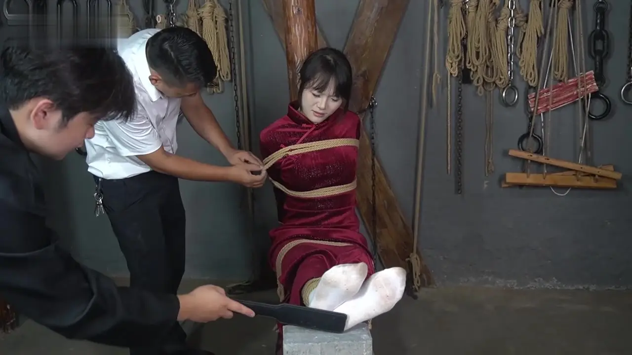 一绳有你原创绳艺新作国产sm绳艺论坛之紧缚论坛字母山林密语情报员林知语山林里被特务跟踪抓捕戴土拷脚镣牢房提审行房受尽十字稼夹棍老虎凳刷挠脚心铁钳...!在线看!