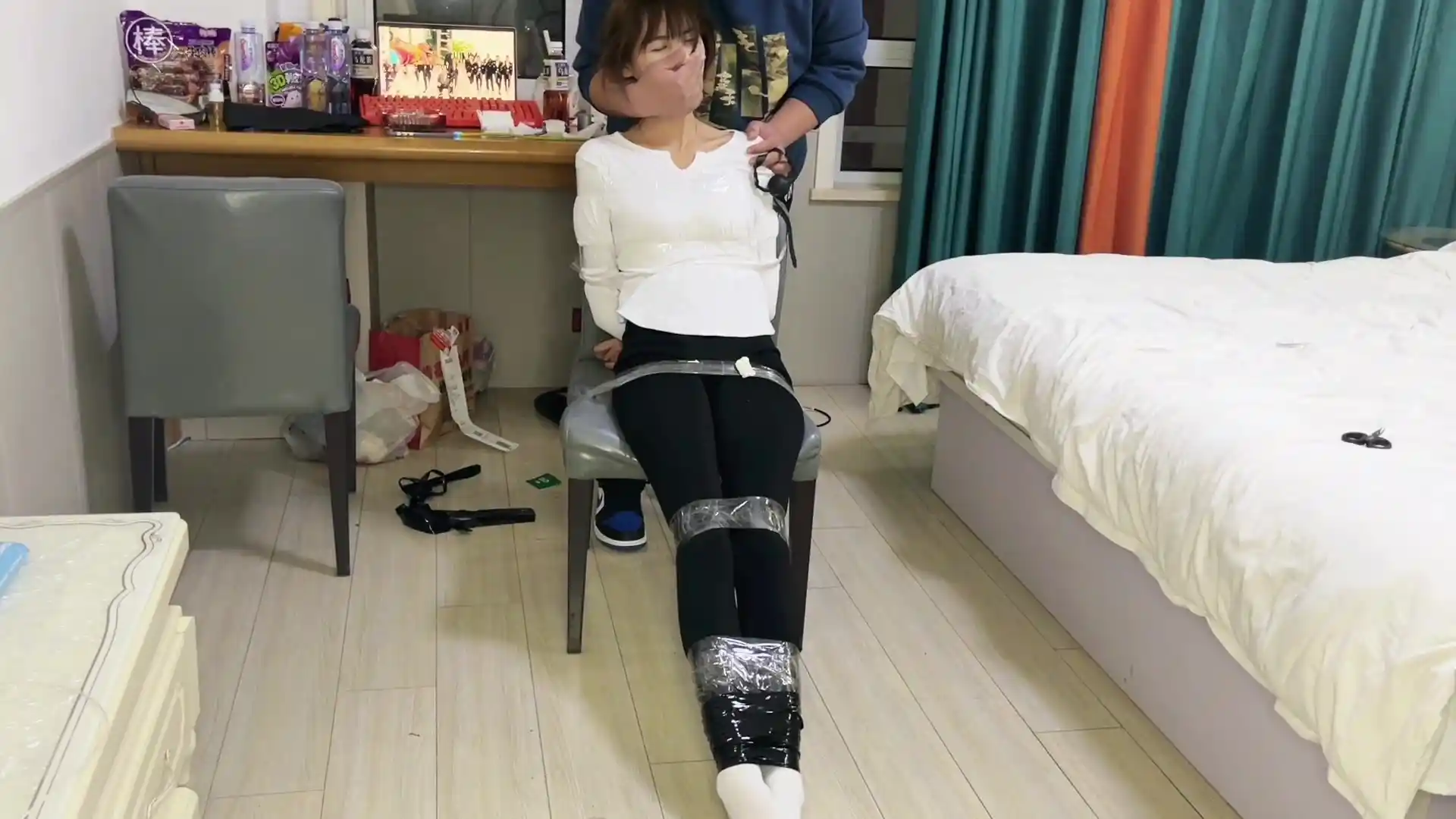 缚艺录绳艺新作国产chinese束缚网之瑜伽库+白袜，胶带、口球轮番使用！在线看！