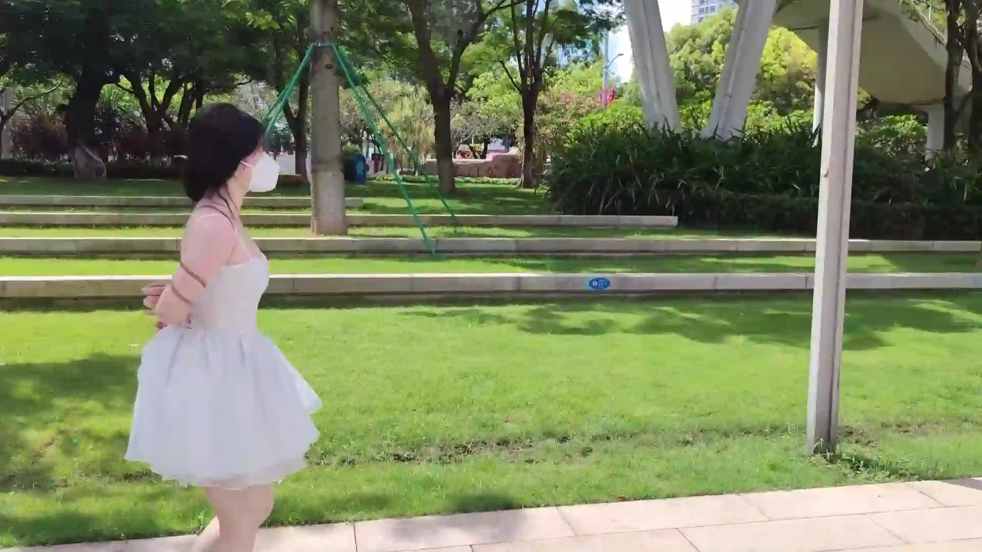 逍遥原创工作室官网作品新作绳艺kb美缚束缚视频之过马路，摊位便利店购物！在线看！