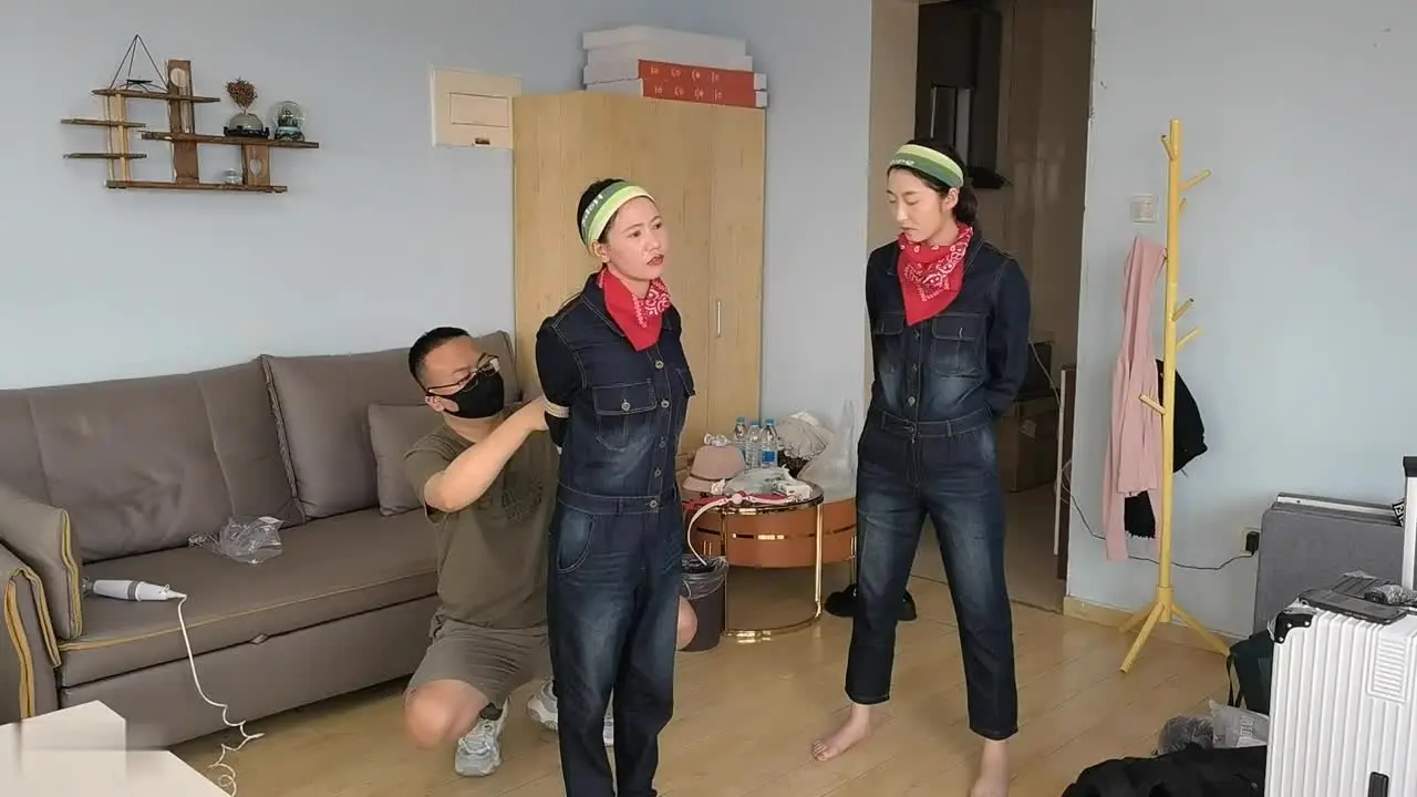 js原创定制绳艺新作sm绳艺字母圈论坛首页之双籹牛仔超紧直臂驷马口球杜觜裸足放置~宫怡欣妍！在线看！