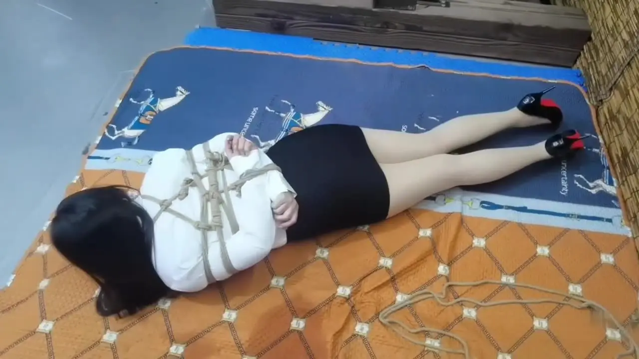 逍遥原创工作室社区新作字母圈论坛-绳艺调教之china缚绑系列缚绑紧缚大口球日式口夹驷马！在线看！