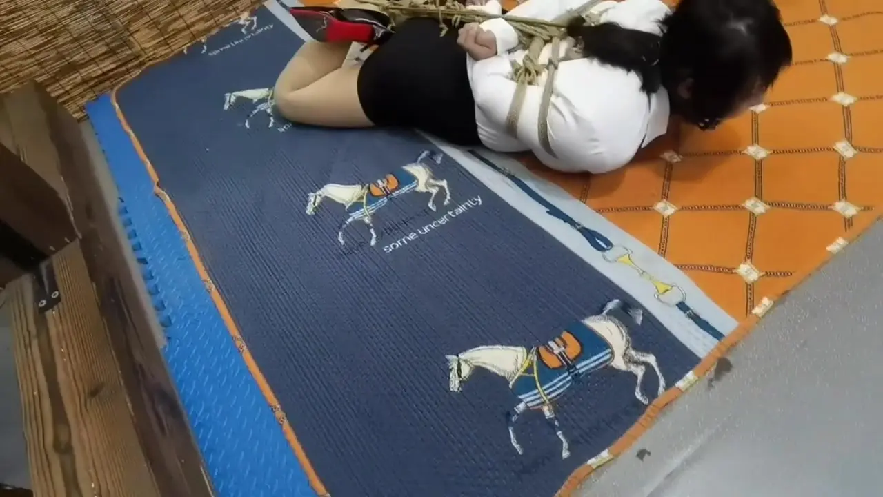 逍遥原创工作室社区新作字母圈论坛-绳艺调教之china缚绑系列缚绑紧缚大口球日式口夹驷马！在线看！