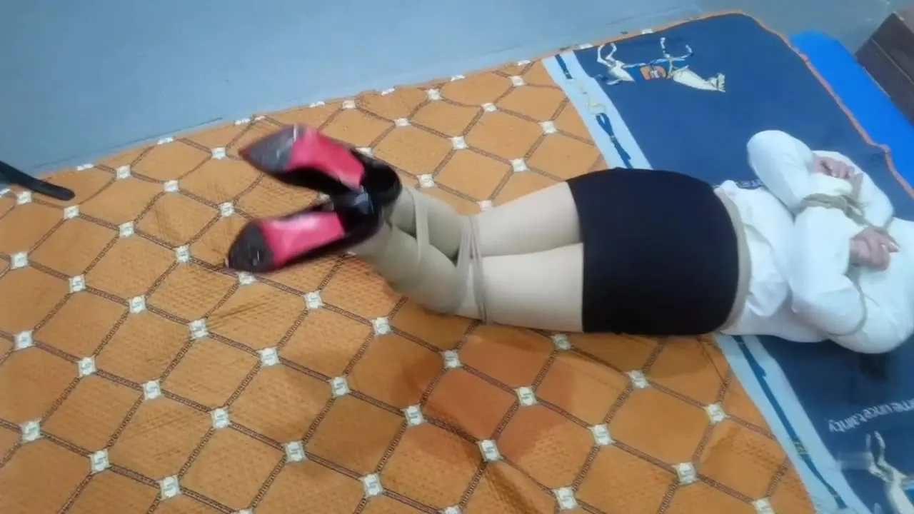 逍遥原创工作室社区新作字母圈论坛-绳艺调教之china缚绑系列缚绑紧缚大口球日式口夹驷马！在线看！